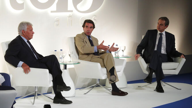 José María Aznar toma la palabra en un debate ayer junto a los también ex presidentes Felipe González y José Luis Rodríguez Zapatero.