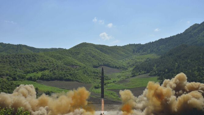 Imagen facilitada por la agencia norcoreana KCNA que supuestamente muestra el lanzamiento del 'Hwansong-14'.