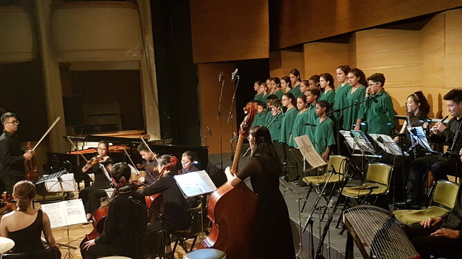 El coro Meridianos junto a la Orquesta Joven de Shangai