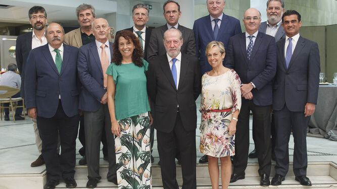 Foto de familia del presidente provincial con habilitados nacionales, directores y técnicos de la Diputación de Sevilla.