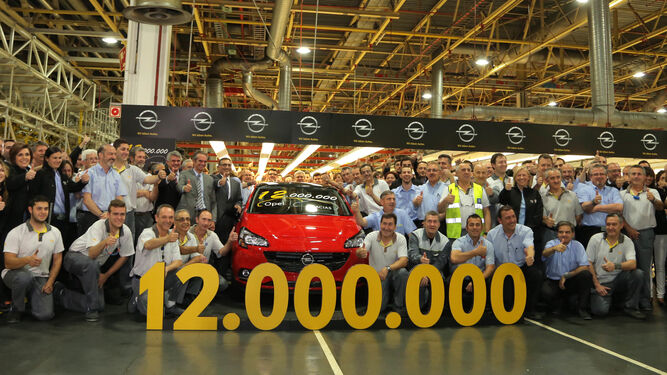 Foto de familia con la unidad 12 millones del Opel Corsa.