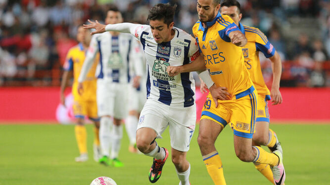 Pizarro intenta robarle el balón a un rival durante un partido de la liga mexicana.