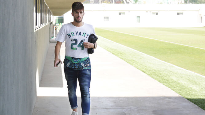 Dani Ceballos sale de la ciudad deportiva del Betis después de un entrenamiento.
