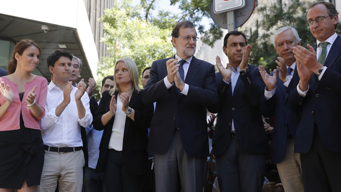 El presidente del Gobierno, Mariano Rajoy, junto a Marimar Blanco  y otros dirigentes del PP.