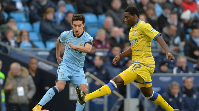 Jesús Navas intenta driblar a un rival en un partido con el Manchester City en la FA Cup.