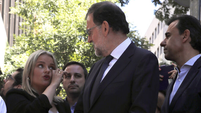 Mari Mar Blanco se seca las lágrimas en presencia de Rajoy el pasado lunes.
