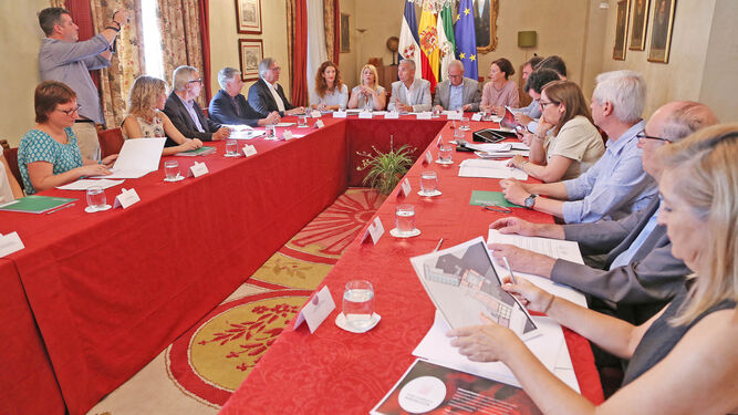 Una imagen de la reunión mantenida ayer por la mañana en el Salón Noble del Ayuntamiento de Jerez.