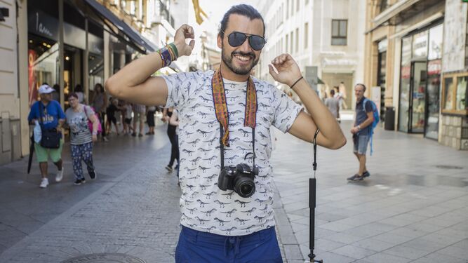 Christian Byfield, en la calle Tetuán, con su inseparable cámara de fotos.