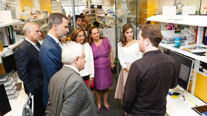 Los Reyes visitaron ayer los laboratorios del Instituto Crick de Londres, donde trabajan más de 60 españoles.