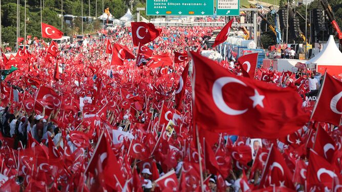 Miles de personas agitan banderas turcas en el Puente del Bósforo, ayer en Estambul.