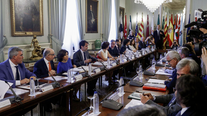 Reunión de la comisión de seguimiento de los acuerdos de la Conferencia de Presidentes, ayer en Madrid.