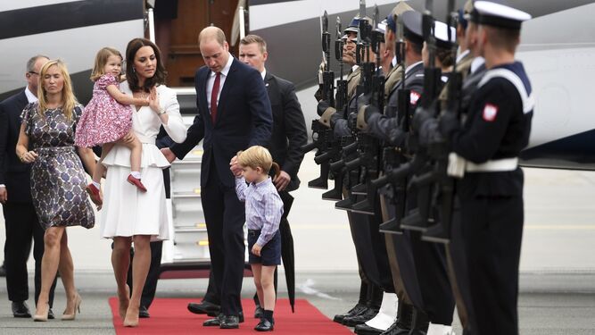 Los duques de  Cambridge y  sus hijos, a su llegada al aeropuerto de  Varsovia.