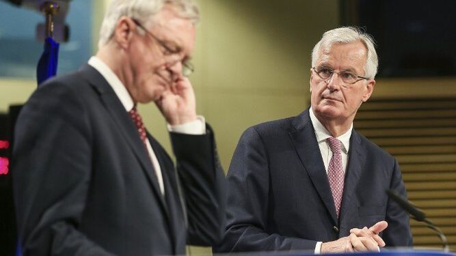 El ministro británico para la salida de Reino Unido, David Davis, y el negociador europeo, Michel Barnier, durante la rueda de prensa posterior a la reunión.