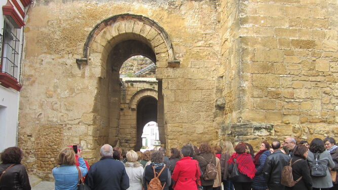 Turistas en la puerta de entrada al casco antiguo de Carmona.