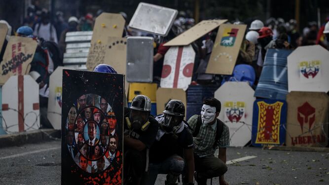 Un grupo de jóvenes forma barricadas en los disturbios ocurridos del sábado en Caracas.