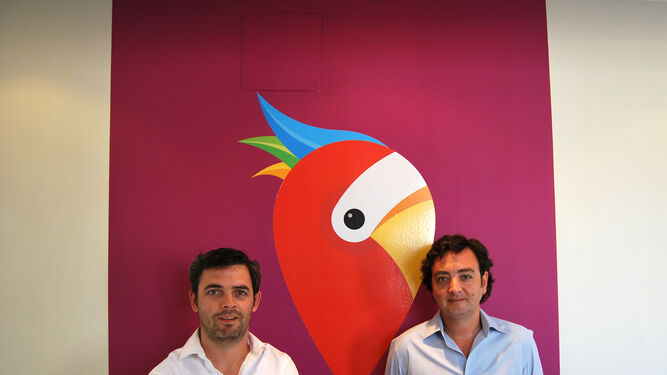 Los dos jóvenes sevillanos que lideran el portal de la compañía en español, Pablo Santaella y Álvaro Yépez.