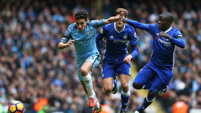 Jesús Navas demarra con fuerza ante Kante en un Manchester City-Chelsea de la pasada temporada.