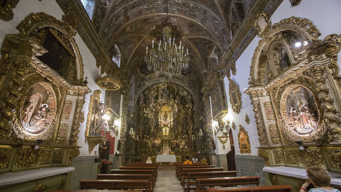 El interior de la Capilla de San José presenta una decoración barroca.