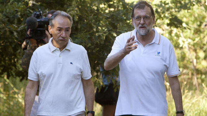 Rajoy, a la derecha, haciendo deporte en el inicio de sus vacaciones.