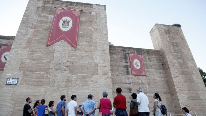 La Asociación de Guías e Intérpretes del Patrimonio de Huelva enseña a los visitantes el Castillo de los Zúñiga en una iniciativa que tuvo lugar durante el mes de julio. La iniciativa se encuadra en el 600 aniversario del inicio de la construcción del Castillo. Numerosos visitantes participaron de la ruta histórica.