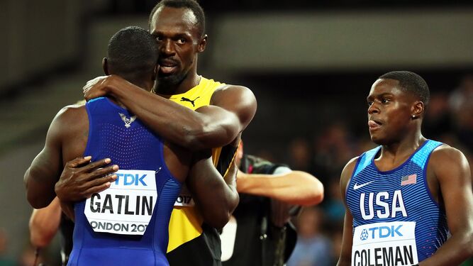 Bolt se abraza a Gatlin al final de la carrera.