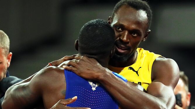 Bolt abraza a Gatlin