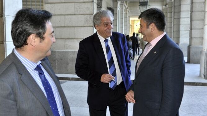 Los fiscales delegados de Anticorrupción conversan con uno de los peritos de la Intervención General de la Administración del Estado