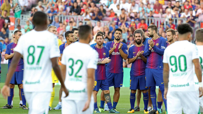 Los jugadores del Barcelona aplauden a los del Chapecoense.