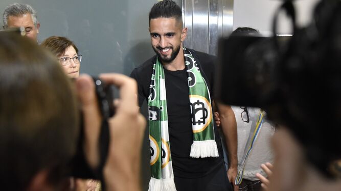 Ryad Boudebouz, el lunes, en su llegada a Sevilla.