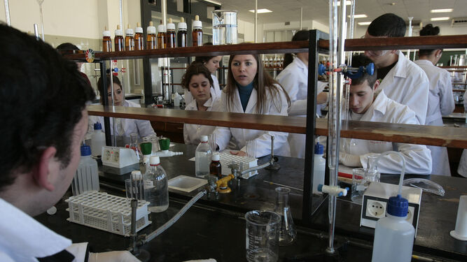 Visita de estudiantes de instituto a la Facultad de Química de la Universidad de Sevilla.