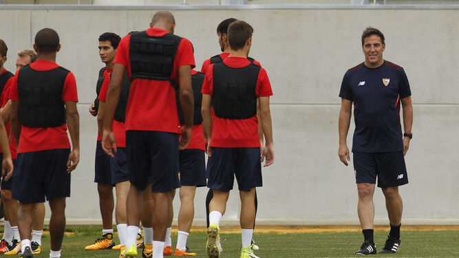 Eduardo Berizzo sonríe a sus jugadores durante una sesión de entrenamiento en la ciudad deportiva.