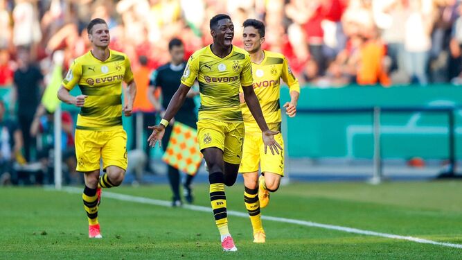 Dembelé celebra un tanto con el Dortmund.