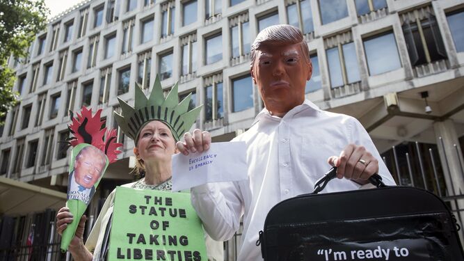 Manifestantes contra Trump, ayer ante la embajada de Estados Unidos en Londres.