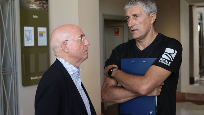 El vicepresidente deportivo del Betis, Lorenzo Serra Ferrer, conversa con el entrenador, Quique Setién, en el hotel de concentración de Montecastillo.