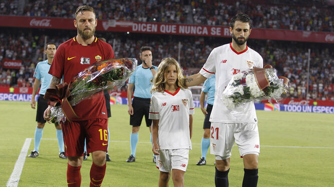 Los capitanes De Rossi y Pareja, junto a Aitor Puerta en la ofrenda floral