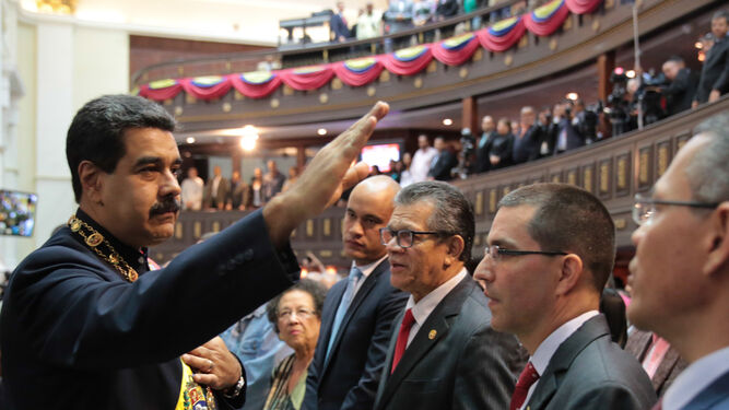 Nicolás Maduro saluda con el brazo derecho en alto a los miembros de la Asamblea Constituyente en Caracas.