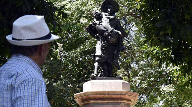 La estatua de Miguel Mañara en los jardines de la Caridad.