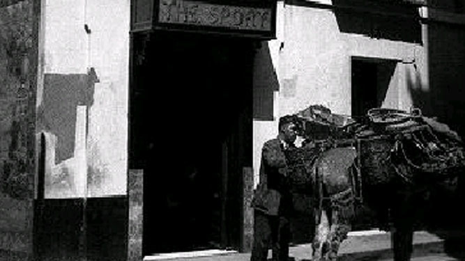 La puerta lateral de The Sport, con  detalle de la época, el burro de un proveedor