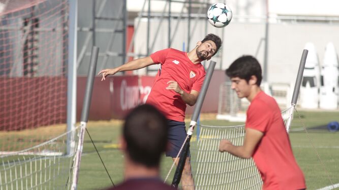 El sanluqueño Nolito, uno de los fichajes del Sevilla para esta temporada, devuelve de cabeza el balón estrellado de la Champions.