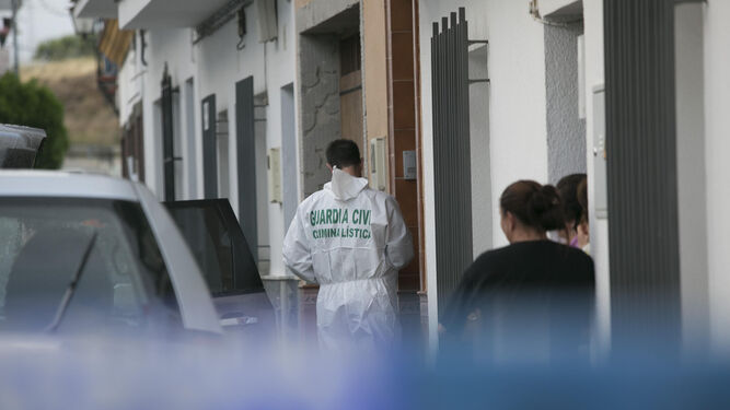 La Guardia Civil trabaja en la vivienda de la calle Cádiz de Alcolea del Río, donde residía la pareja y donde se cometió el crimen.