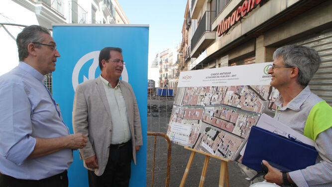 Juan Carlos Cabrera contempla el plano de las obras que se acometen este verano en la calle Matahacas.
