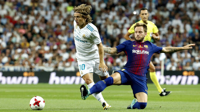 Modric elude a Rakitic en la vuelta de la Supercopa de España.