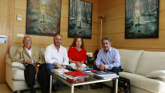 El abuelo y los padres de Marta del Castillo, ayer con Miguel Ángel Revilla en Santander.
