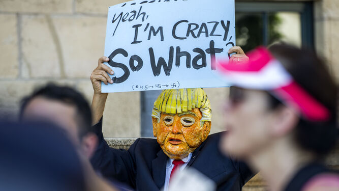 Protesta contra las políticas migratorias de  Trump ayer durante la visita del fiscal general, Jeff Sessions, a Miami.