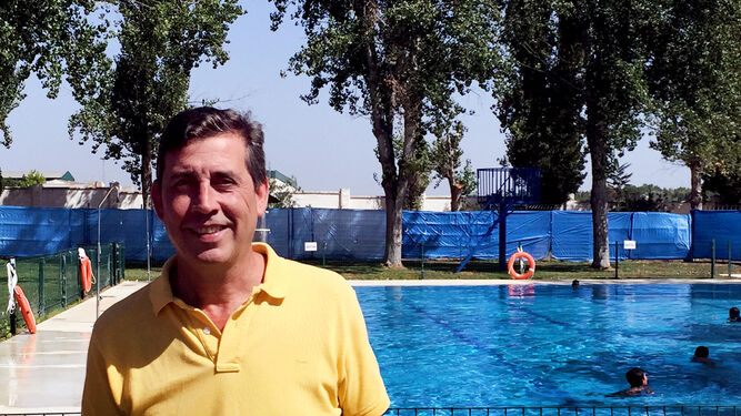 El alcalde de Pilas, José Leocadio Ortega, en la recuperada piscina de verano.