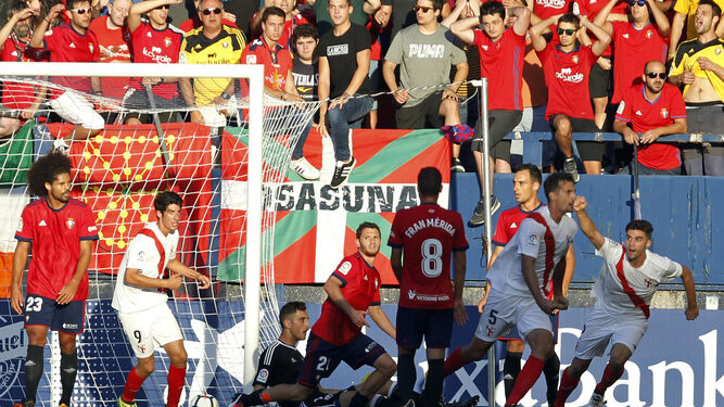 Los  jugadores del Sevilla Atlético salen a celebrar el gol de Álex Muñoz en El Sadar.