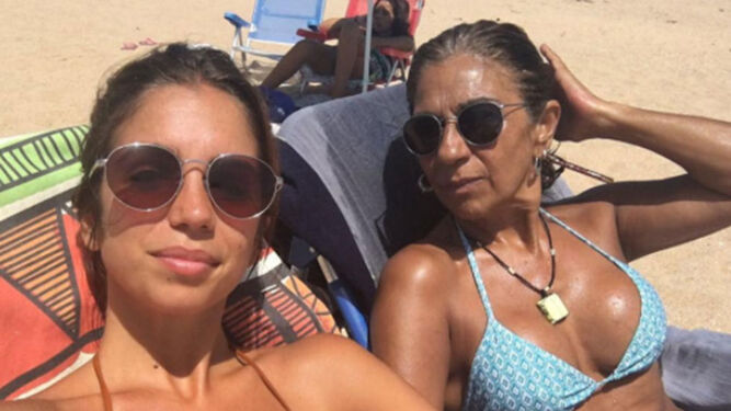 Lolita Flores presume de delantera en las playas de Cádiz en compañía de su hija