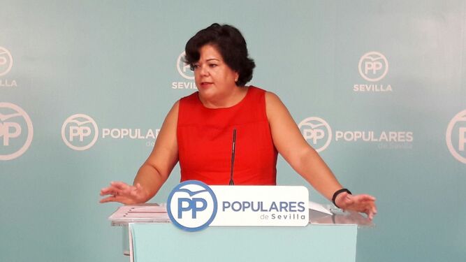 La portavoz del PP en el Ayuntamiento de Huévar, María Eugenia Moreno, ayer en su comparencencia.
