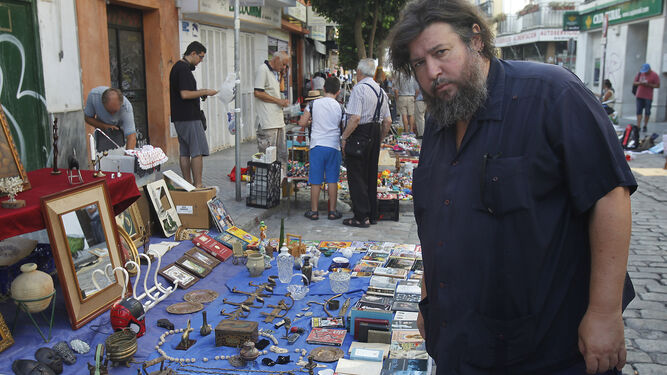 El onubense Pedro G. Romero (Aracena, 1964) en plena calle Feria de Sevilla durante la celebración del mercadillo del Jueves.
