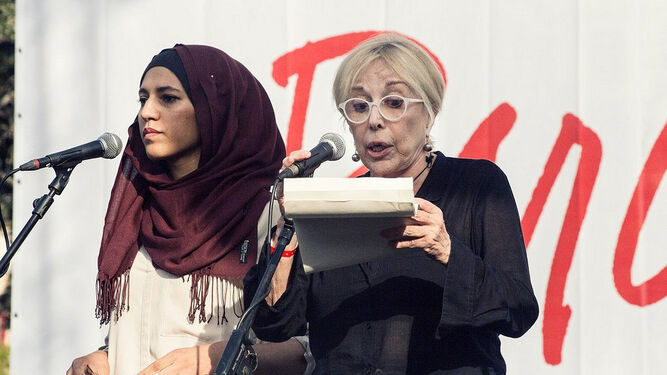 Rosa María Sardá y Miriam Hatibi, durante la lectura del manifiesto.